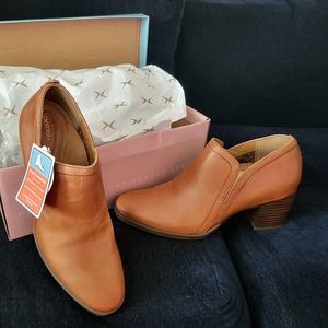 NWT Aetrex Delaney 8.5 Bootie in Cognac/Brown; Real Leather; Weatherproof